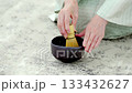 お茶を点てる女性　抹茶　手元 133432627