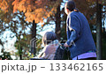 落ち葉散る秋の屋外で介護士と高齢者の顔なしのイメージ後ろ姿　高齢化社会や余生のイメージ 133462165