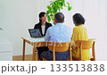 一對老年夫婦正與顧問進行諮詢 133513838