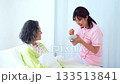 住在養老院的老年婦女和護理人員 133513841