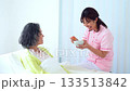 住在養老院的老年婦女和護理人員 133513842