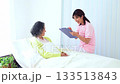 住在養老院的老年婦女和她的助手 133513843