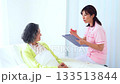 住在養老院的老年婦女和她的助手 133513844