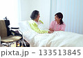 住在養老院的老年婦女和護理人員 133513845