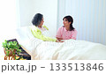 住在養老院的老年婦女和護理人員 133513846
