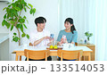 看智能手機的夫婦 133514053