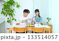 看智能手機的夫婦 133514057