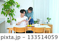 看智能手機的夫婦 133514059