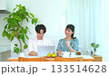 看著電腦的夫婦 133514628