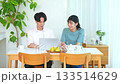 看著電腦的夫婦 133514629