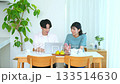 看著電腦的夫婦 133514630