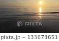 浜に反射する朝日を捉えた横移動の海岸風景 133673651