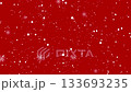 雪とキラキラ輝く雪の結晶のアニメーション。赤い背景。クリスマスや新年の挨拶にぴったり。 133693235