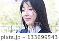 屋外で微笑む笑顔の制服姿の女子学生 133699543