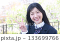 屋外で笑顔で女子高生が振り返りピースする 133699766