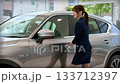 自動車販売店の女性販売員 133712397