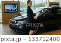 自動車販売店の女性販売員 133712400