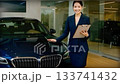 自動車販売店の女性販売員 133741432