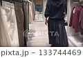 休日、女性が服屋を見て回っています。 133744469