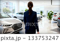 自動車販売店の女性スタッフ 133753247