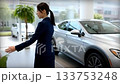 自動車販売店の女性スタッフ 133753248