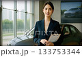 自動車販売店の女性販売員 133753344