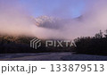 長野縣上高地秋日清晨的薄霧 133879513