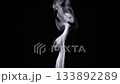 黑色背景中升起的蒸汽的慢動作視頻 133892289