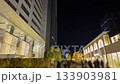 冬夜裡，燈光照耀下的樹木和塔樓盡收眼底。 133903981