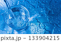 藍色的水倒入玻璃杯中 133904215