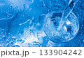 藍色的水倒入玻璃杯中 133904242