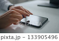 人工智慧影片：一隻手在智慧型手機螢幕上點擊的特寫鏡頭 133905496