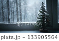 人工智慧影片：一棵聖誕樹擺放在白雪皚皚的窗台上 133905564