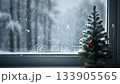 人工智慧影片：一棵聖誕樹擺放在白雪皚皚的窗台上 133905565