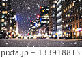 都会の夜に降る雪 133918815