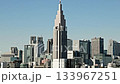 晴空下的東京：各式各樣的摩天大樓林立街道，以標誌性的塔樓為中心 | 新宿代代木，東京 133967251