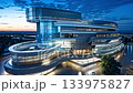 夜幕下，充滿現代科技的未來主義建築群盡收眼底。 133975827