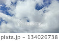 長者原上空に広がる曇り空と柔らかな光に包まれた久住の空模様 134026738