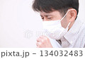 咳をするミドル男性 インフルエンザ 咳をするミドル男性 インフルエンザ 134032483