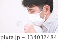 咳をするミドル男性 インフルエンザ 咳をするミドル男性 インフルエンザ 134032484