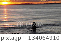 静かな夕刻の磯根崎を彩るサンセット風景・ドローン俯瞰 134064910