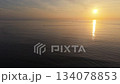 茨城の海上から昇る朝日を定点空撮で捉えた旋回映像 134078853