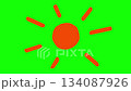 暑い夏の太陽のアニメーション。緑の背景。 134087926