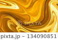 金色的液體呈黏稠狀流動。 134090851