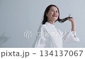 風を受けて髪を靡かせるシニア女性 134137067