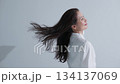 風を受けて髪を靡かせるシニア女性 134137069