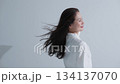 風を受けて髪を靡かせるシニア女性 134137070
