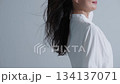 風を受けて髪を靡かせるシニア女性 134137071