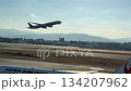 伊丹空港の離陸 134207962