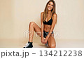 下着姿で膝をついてポーズをとるかわいい女性 134212238